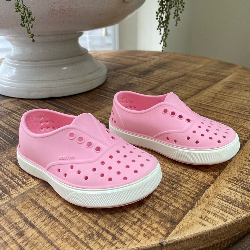 Girls NATIVE slip on shoes! Size 8C. Gently worn in great condition!